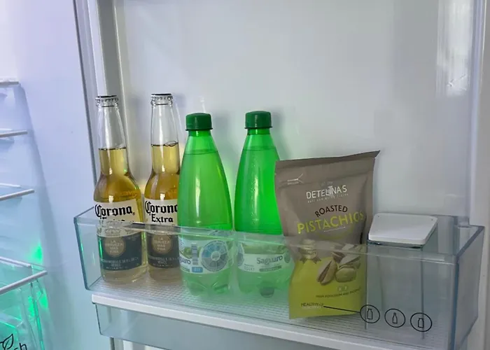 Coral Bay - Beachfront With Free Parking דירה *