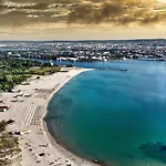 公寓 Coral Bay - Beachfront With Free Parking