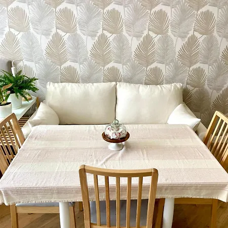 Coral Bay - Beachfront With Free Parking Apartment *