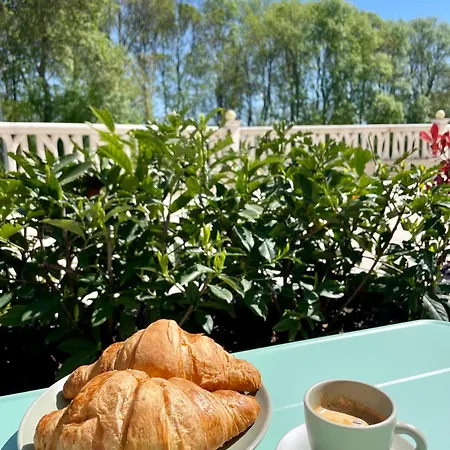 Apartment Coral Bay - Beachfront With Free Parking Varna